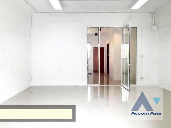 unit 3 Bedrooms  Townhouse For Rent in Sukhumvit, Bangkok  near BTS Ekkamai (AA18928)