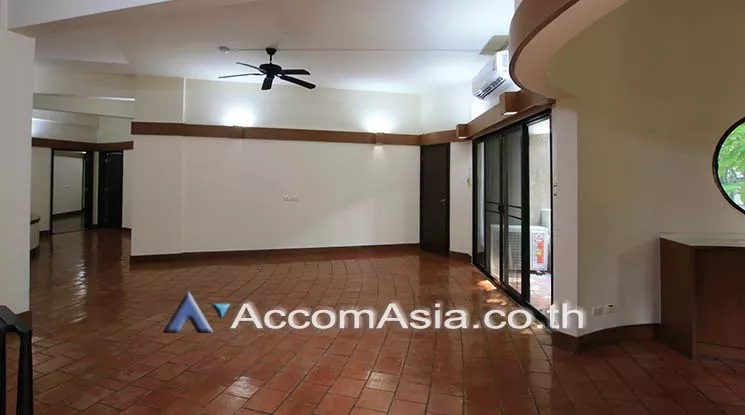 Pet friendly |  3 Bedrooms  Apartment For Rent in Ploenchit, Bangkok  near BTS Ploenchit (AA19080)