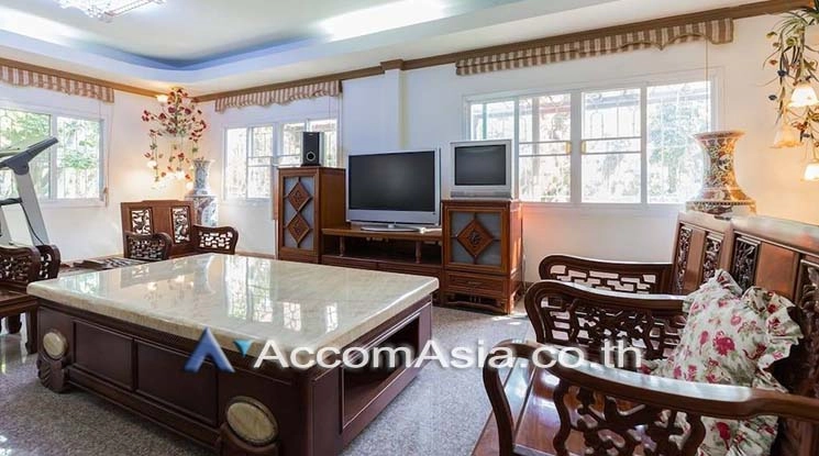 unit 4 Bedrooms  House For Rent & Sale in Sukhumvit, Bangkok  near BTS Phra khanong (AA19116)