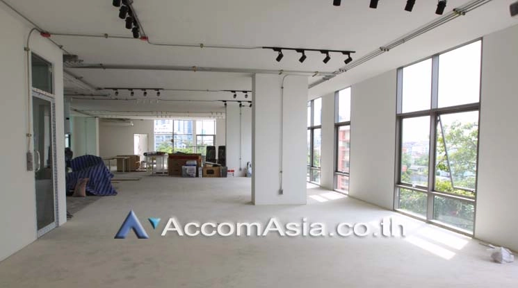 unitMinimalist white-box office with open-plan flexibility in Sathorn (AA19275)