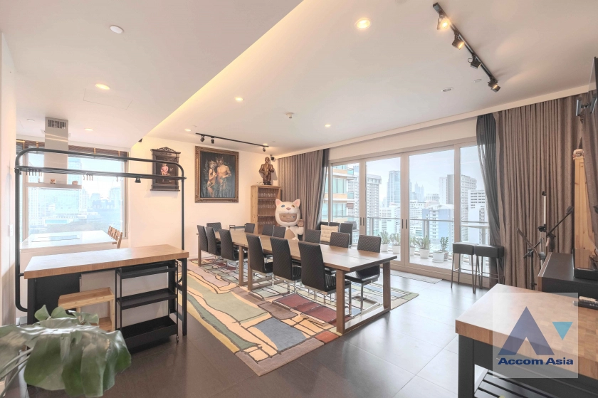  3 Bedrooms  Condominium For Sale in Ploenchit, Bangkok  near BTS Ratchadamri (AA19303)