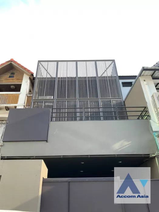 Home Office |  5 Bedrooms  Townhouse For Rent in Ratchadapisek, Bangkok  near MRT Rama 9 (AA19327)