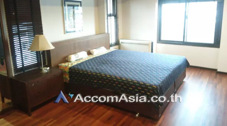  3 Bedrooms  Apartment For Rent in Phaholyothin, Bangkok  near BTS Ari (AA19409)