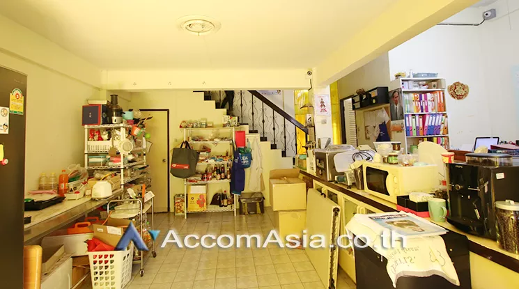  5 Bedrooms  House For Rent & Sale in Sukhumvit, Bangkok  near BTS Ekkamai (AA19558)