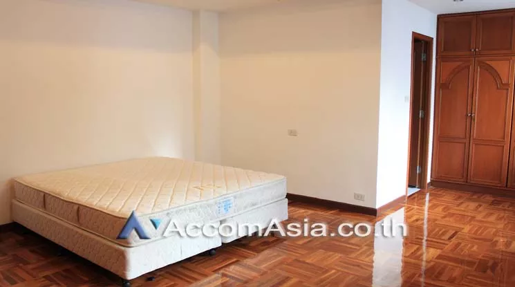  3 Bedrooms  Apartment For Rent in Sukhumvit, Bangkok  near BTS Nana (AA19677)