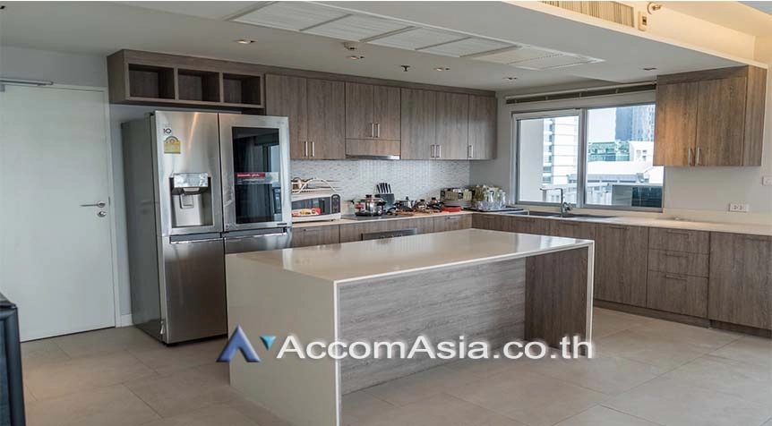 unitClassic-style condo with large layout and natural breeze in Sathorn (AA19681)