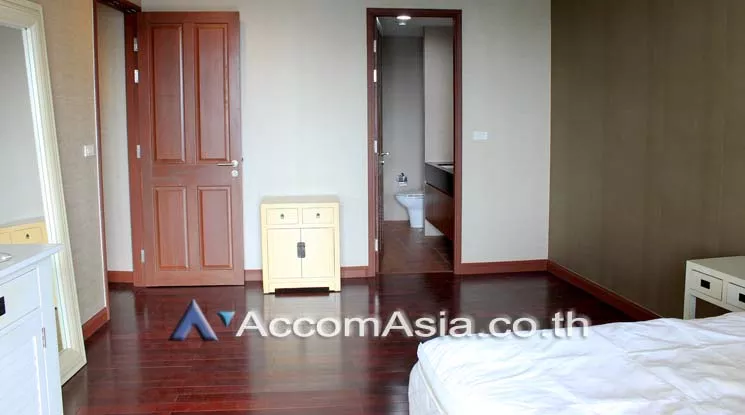 unit 2 Bedrooms  Condominium For Rent in Ploenchit, Bangkok  near BTS Ratchadamri (AA19701)