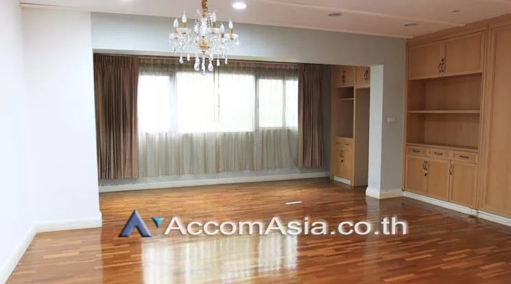12  8 br Townhouse For Rent in Ratchadaphisek ,Bangkok  AA19708