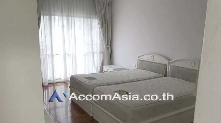  3 Bedrooms  Apartment For Rent in Ploenchit, Bangkok  near BTS Chitlom (AA19727)