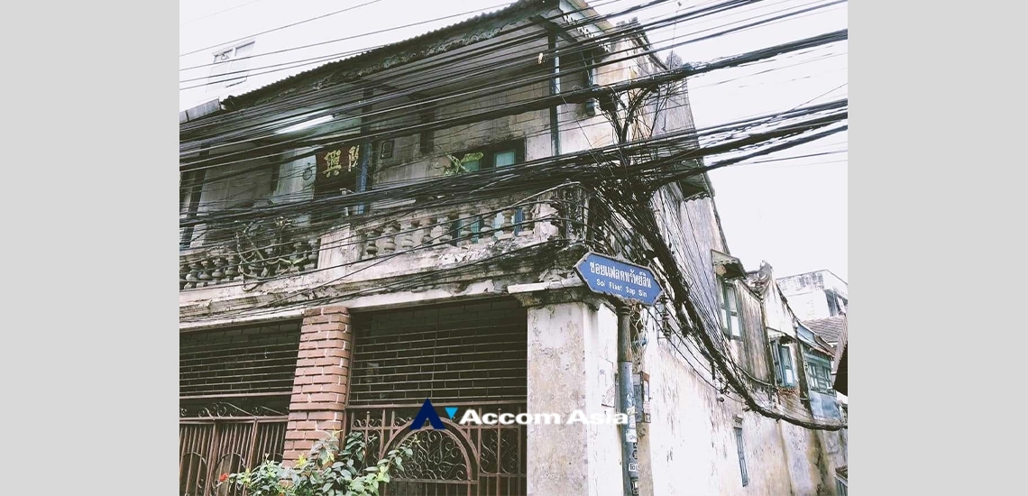 11  3 br House for rent and sale in Silom ,Bangkok MRT Hua Lamphong AA19791