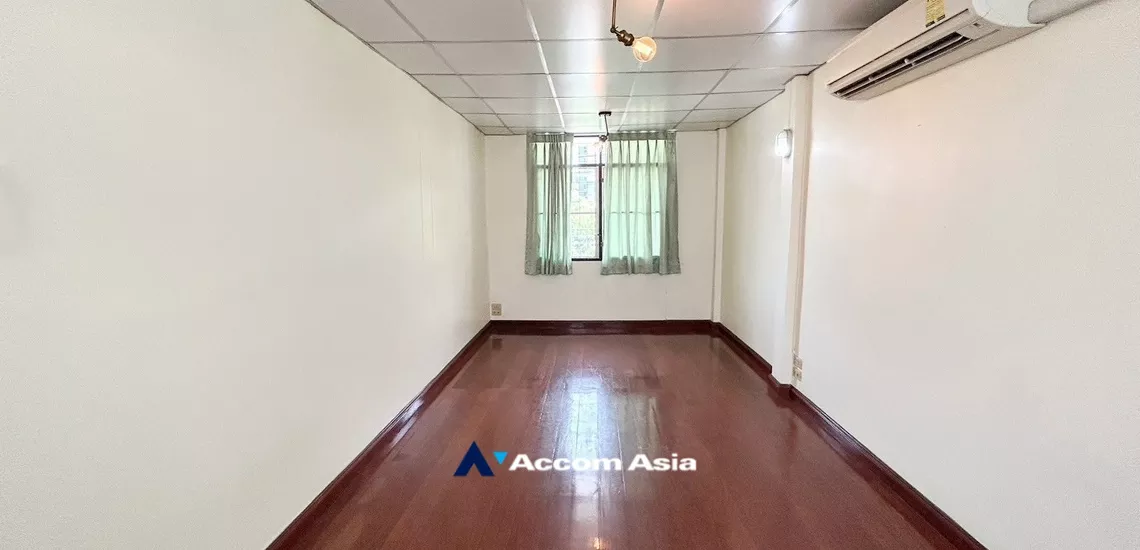 10  5 br Townhouse For Rent in Sukhumvit ,Bangkok BTS Ekkamai AA19964