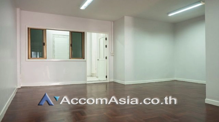 unit 3 Bedrooms  House For Rent & Sale in Sukhumvit, Bangkok  near BTS Phra khanong (AA20226)