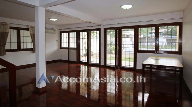 unit 3 Bedrooms  House For Rent & Sale in Sukhumvit, Bangkok  near BTS Phra khanong (60078)