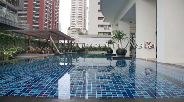  2 Bedrooms  Condominium For Rent in Ploenchit, Bangkok  near BTS Ratchadamri (AA20391)