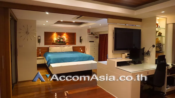  1 Bedroom  Condominium For Sale in Silom, Bangkok  near BTS Surasak (AA20462)