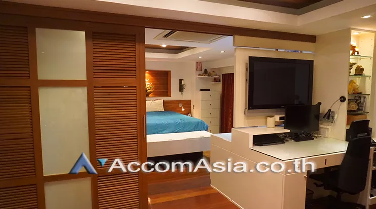 unit 1 Bedroom  Condominium For Sale in Silom, Bangkok  near BTS Surasak (AA20462)