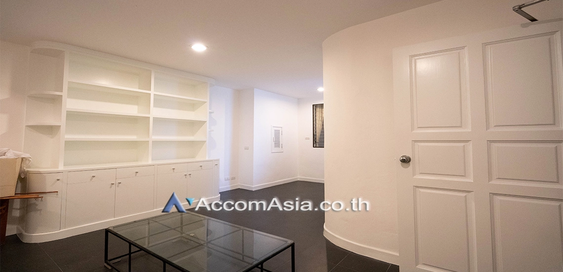  5 Bedrooms  Townhouse For Rent in Sathorn, Bangkok  near BTS Chong Nonsi (AA20501)