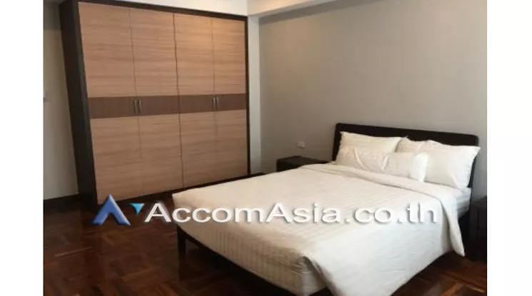  3 Bedrooms  Apartment For Rent in Sukhumvit, Bangkok  near BTS Nana (AA20574)