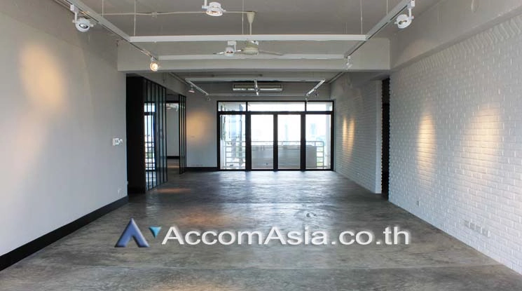 unit 4 Bedrooms  Condominium For Rent in Sukhumvit, Bangkok  near BTS Ekkamai (AA20658)