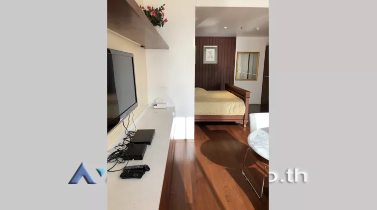  1 Bedroom  Condominium For Rent in Ploenchit, Bangkok  near BTS Ratchadamri (AA20760)