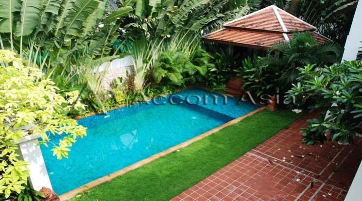 Garden, Private Swimming Pool |  3 Bedrooms  House For Rent in Sukhumvit, Bangkok  near BTS Phrom Phong (AA20769)