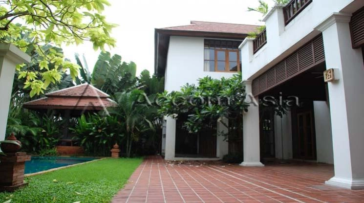 Garden, Private Swimming Pool |  3 Bedrooms  House For Rent in Sukhumvit, Bangkok  near BTS Phrom Phong (AA20769)