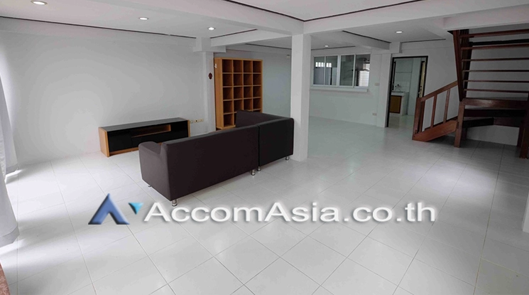 unit 3 Bedrooms  House For Rent in Sathorn, Bangkok  near BTS Chong Nonsi (AA20793)
