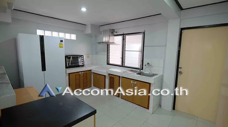  3 Bedrooms  House For Rent in Sathorn, Bangkok  near BTS Chong Nonsi (AA20793)