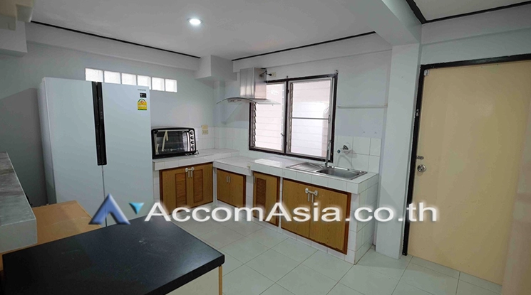 unit 3 Bedrooms  House For Rent in Sathorn, Bangkok  near BTS Chong Nonsi (AA20793)