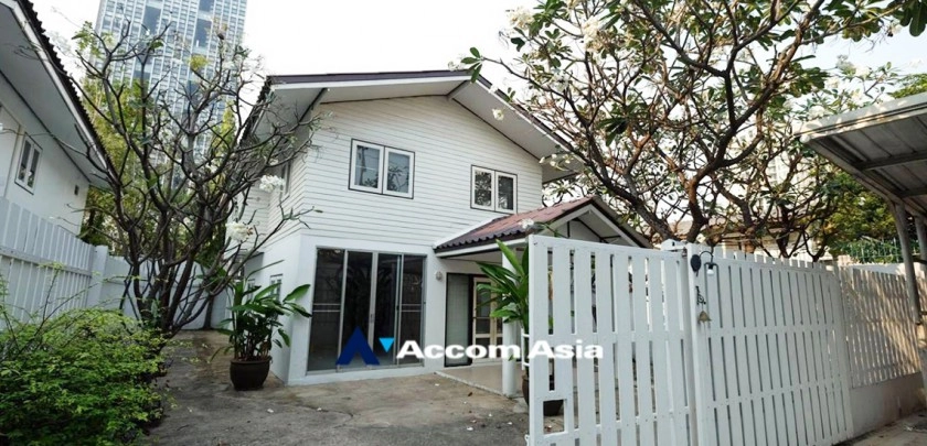 unit 3 Bedrooms  House For Rent in Sathorn, Bangkok  near BTS Chong Nonsi (AA20793)