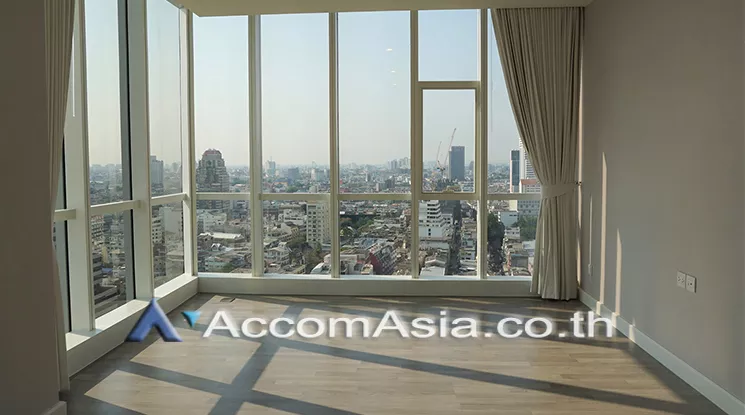  2 Bedrooms  Condominium For Sale in Silom, Bangkok  near BTS Surasak (AA20890)
