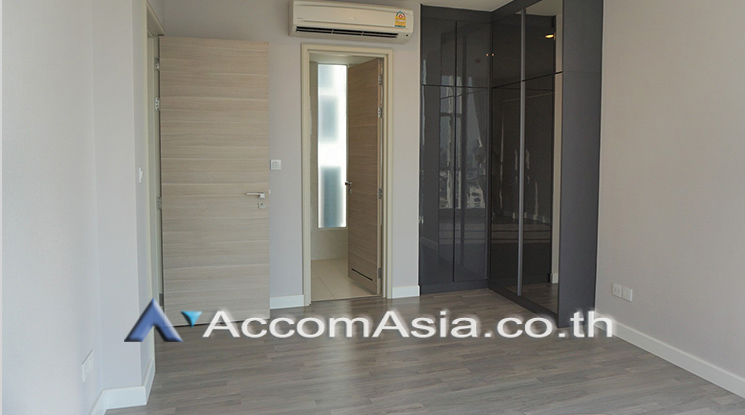  2 Bedrooms  Condominium For Sale in Silom, Bangkok  near BTS Surasak (AA20893)