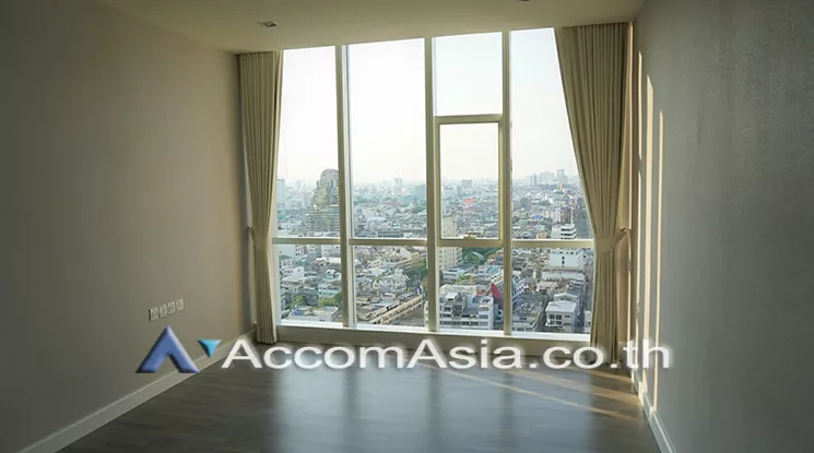  2 Bedrooms  Condominium For Sale in Silom, Bangkok  near BTS Surasak (AA20894)