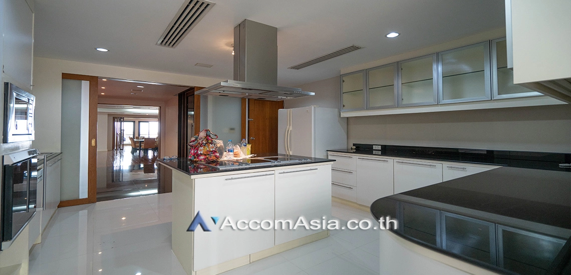 unitElegant-designed condo with teak floors in quiet Sathorn cul-de-sac (21270)