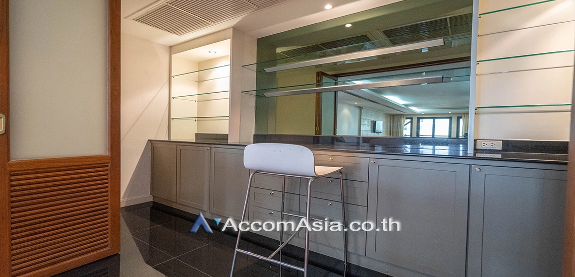 unitElegant-designed condo with teak floors in quiet Sathorn cul-de-sac (21270)
