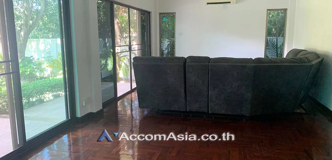 Private Swimming Pool |  5 Bedrooms  House For Rent in Pattanakarn, Bangkok  near BTS On Nut (AA20906)