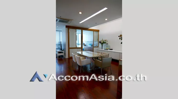  2 Bedrooms  Condominium For Rent in Ploenchit, Bangkok  near BTS Chitlom (AA20913)