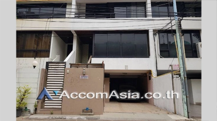 unit 4 Bedrooms  Townhouse For Rent & Sale in Sukhumvit, Bangkok  near BTS Phrom Phong (AA20914)