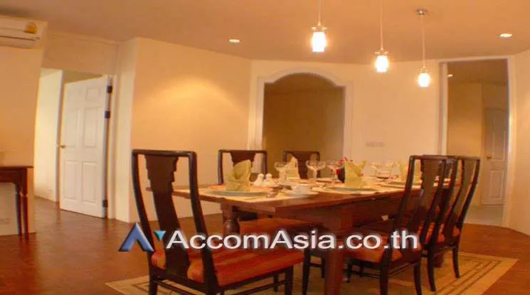  3 Bedrooms  Apartment For Rent in Silom, Bangkok  near BTS Chong Nonsi (10311)