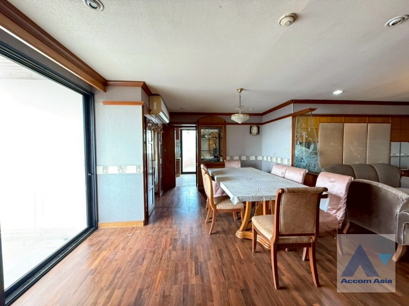 4  3 br Condominium For Rent in Silom ,Bangkok BTS Surasak at Sampoom Garden AA20964