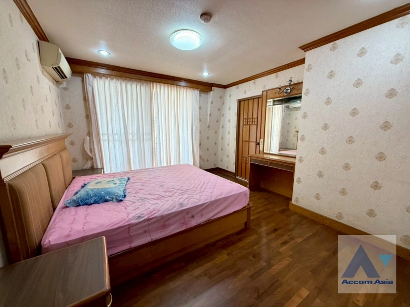 10  3 br Condominium For Rent in Silom ,Bangkok BTS Surasak at Sampoom Garden AA20964