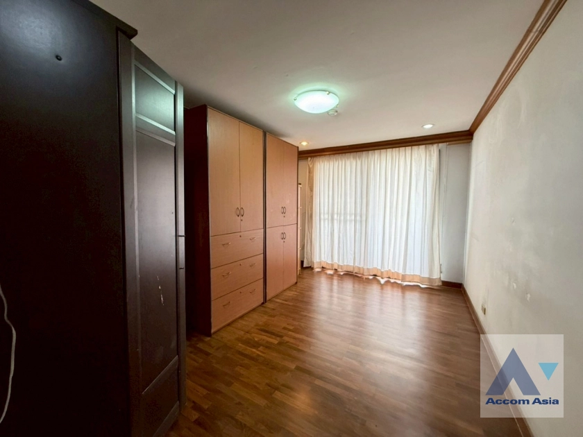 12  3 br Condominium For Rent in Silom ,Bangkok BTS Surasak at Sampoom Garden AA20964