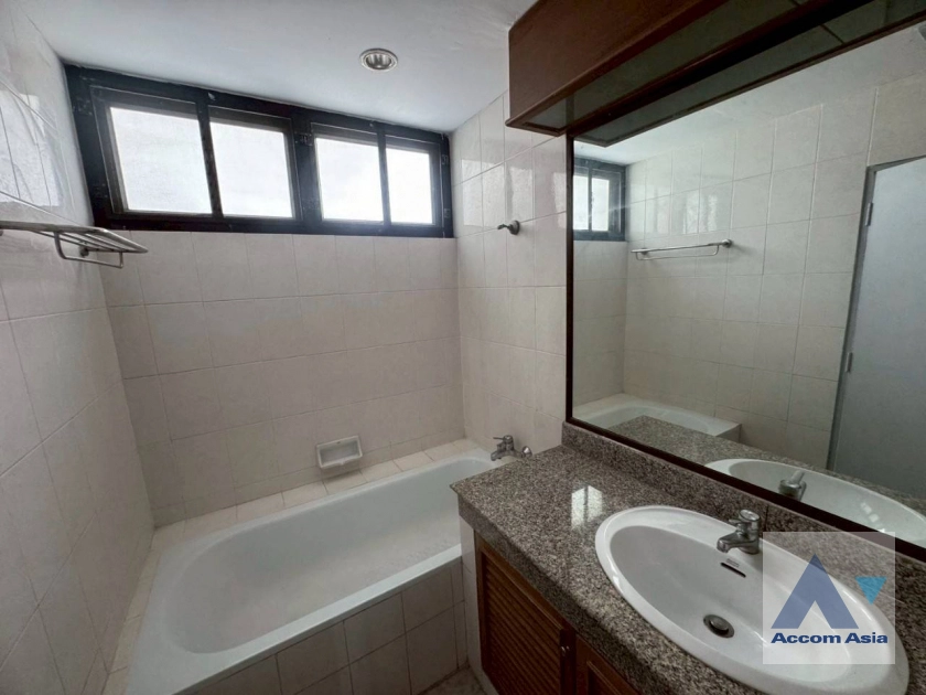 18  2 br Apartment For Rent in Sathorn ,Bangkok BTS Surasak at Low rise Apartment Building AA20989