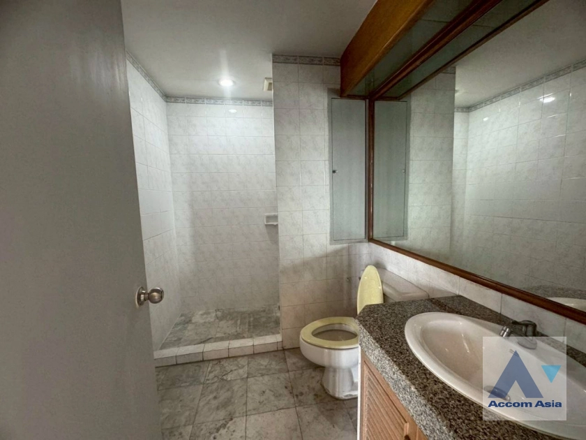 21  2 br Apartment For Rent in Sathorn ,Bangkok BTS Surasak at Low rise Apartment Building AA20989