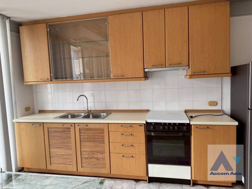 7  2 br Apartment For Rent in Sathorn ,Bangkok BTS Surasak at Low rise Apartment Building AA20989