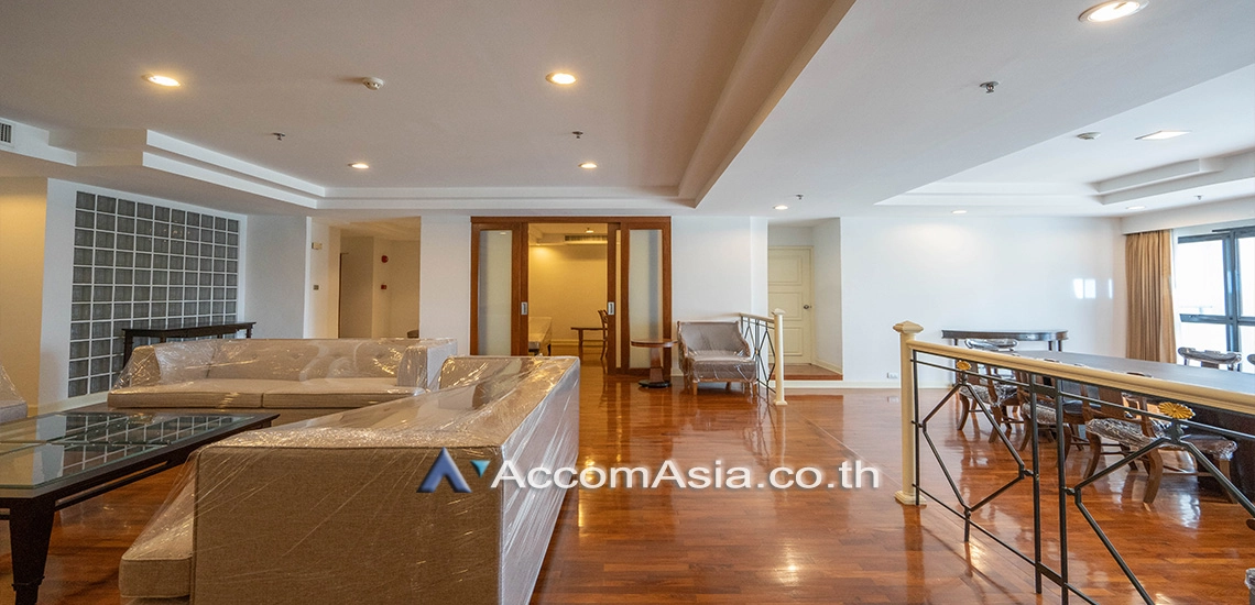  3 Bedrooms  Apartment For Rent in Sukhumvit, Bangkok  near BTS Thong Lo (AA21021)
