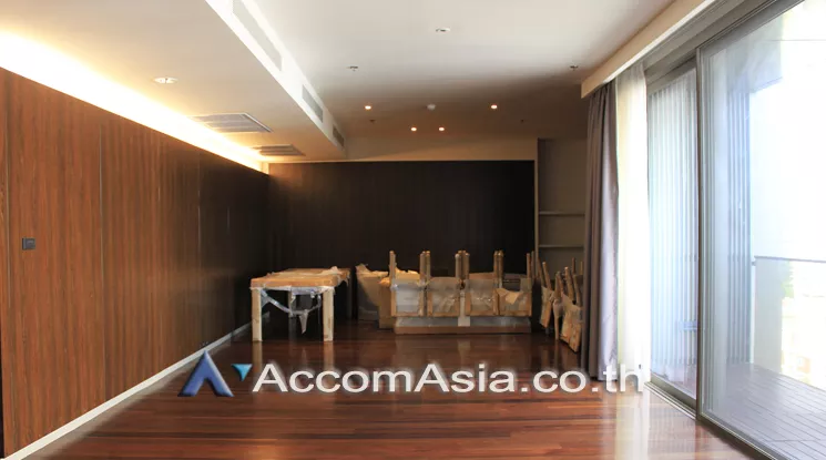  4 Bedrooms  Apartment For Rent in Sukhumvit, Bangkok  near BTS Phrom Phong (AA21060)