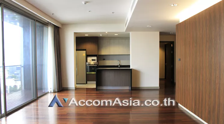  4 Bedrooms  Apartment For Rent in Sukhumvit, Bangkok  near BTS Phrom Phong (AA21060)