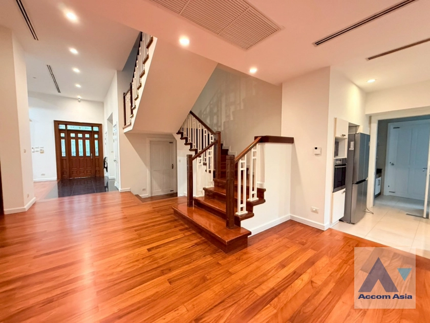 unit 4 Bedrooms  House For Rent in Sukhumvit, Bangkok  near BTS Phra khanong (AA21073)