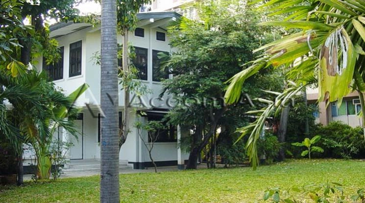 unit 3 Bedrooms  House For Rent in Sathorn, Bangkok  near BTS Sala Daeng - MRT Lumphini (9006403)